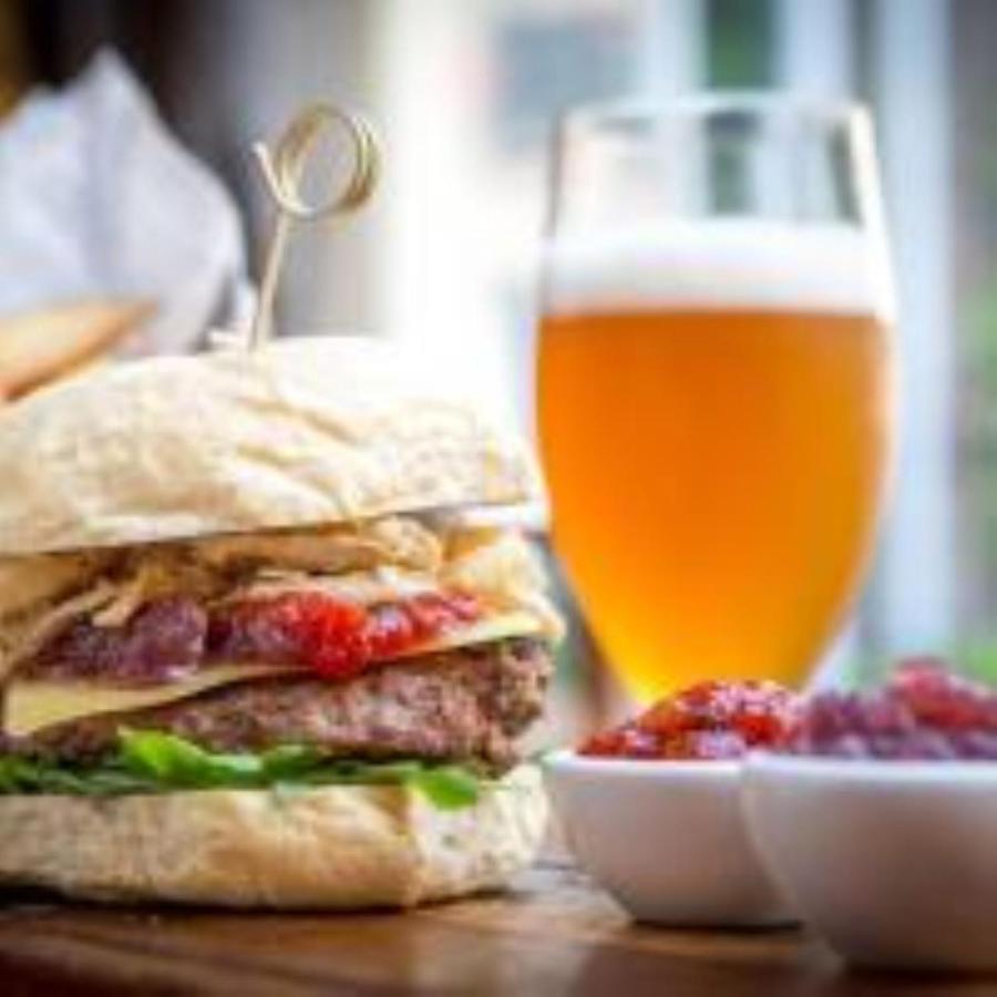Maldron Hotel Glasgow City Exterior foto A photo of a vegan burger with a glass of beer