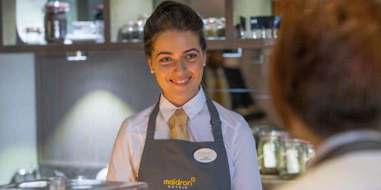 Maldron Hotel Glasgow City Exterior foto Receptionist at Maldron Hotel
