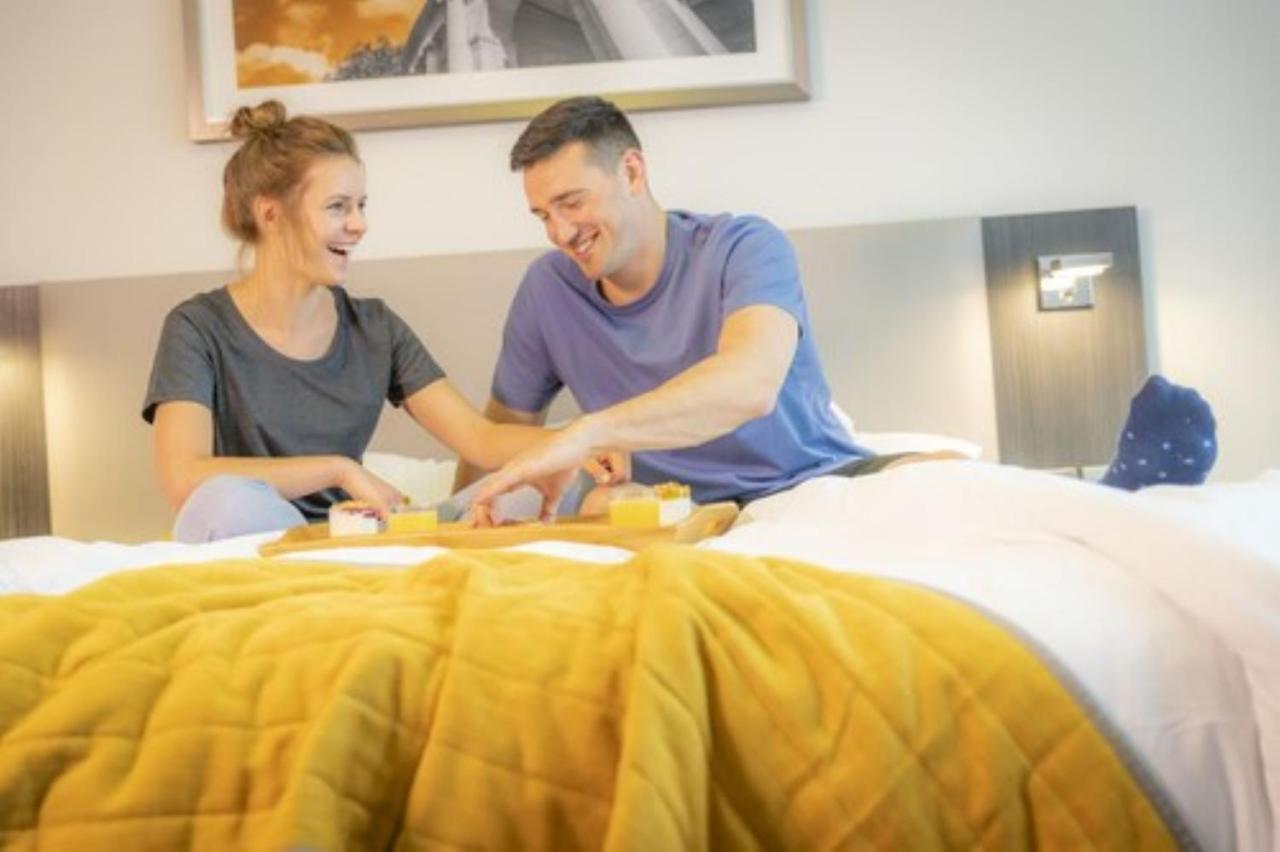 Maldron Hotel Glasgow City Exterior foto "I'm not a morning person, but I'm a fan of breakfast in bed."
